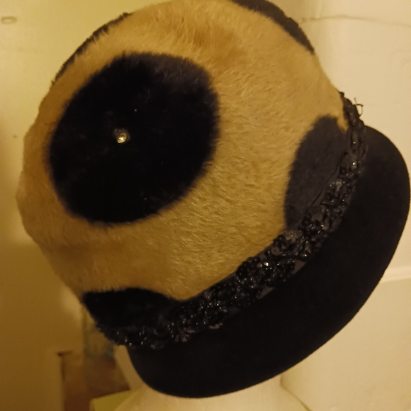 VINTAGE.."DANA MARTE" ORIGINAL FUR/RHINESTONE ORIG. CLOCHE HAT BY FIRENZE ITALY - Picture 3 of 7